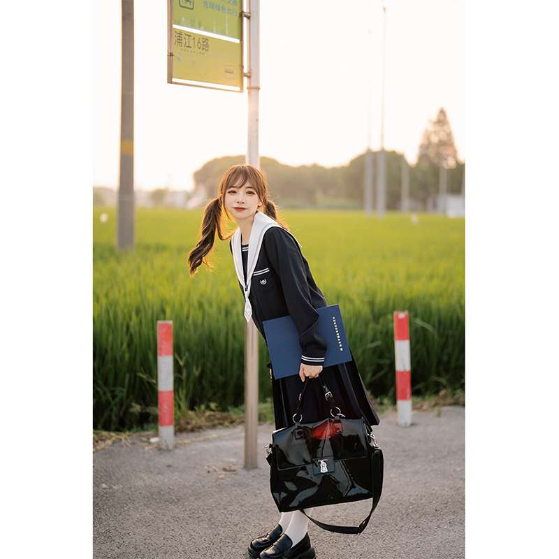 セーラー服 清楚な印象の紺色