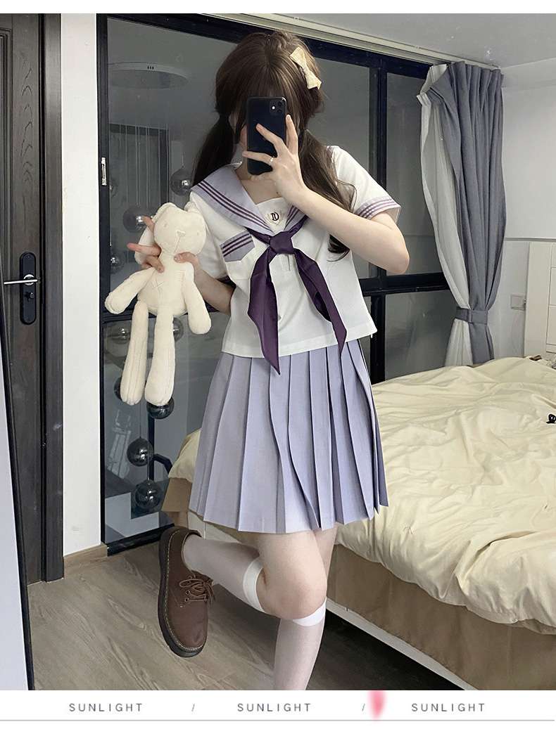 セーラー服 可愛らしいリボンの 制服
