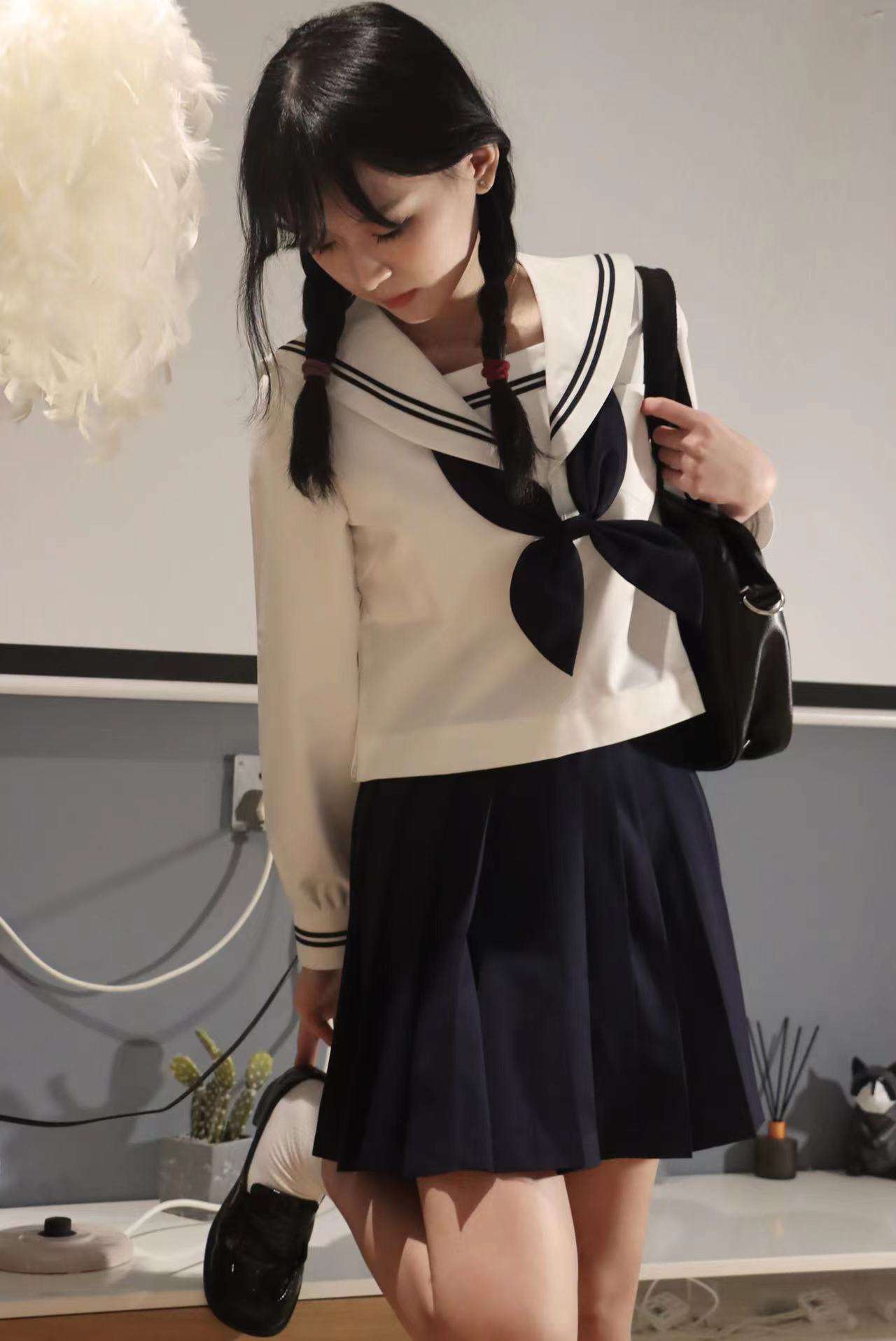 セーラー服 清楚な雰囲気のスクール