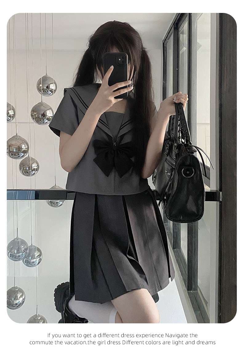 セーラー服 大きめリボン付きのモダン