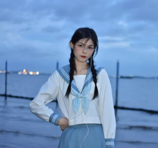 セーラー服 桜色に映える白青
