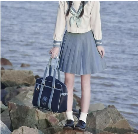 セーラー服 桜色に映える白青