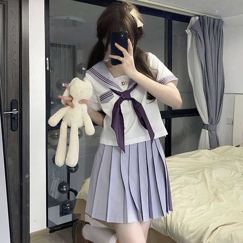 セーラー服 可愛らしいリボンの 制服