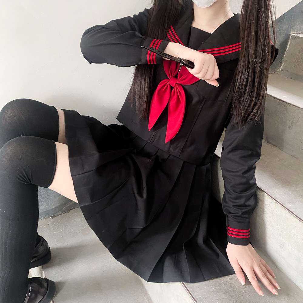 セーラー服 赤リボンのクラシカル