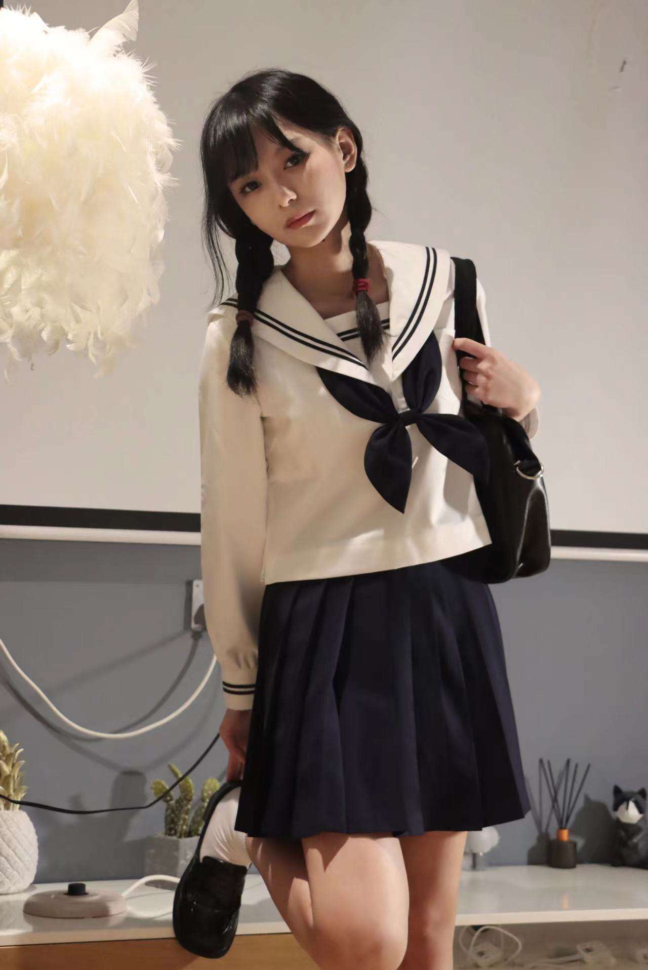 セーラー服 清楚な雰囲気のスクール