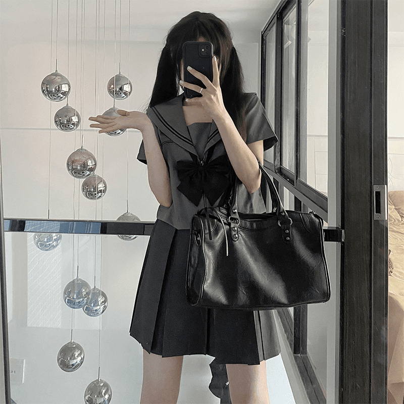セーラー服 大きめリボン付きのモダン