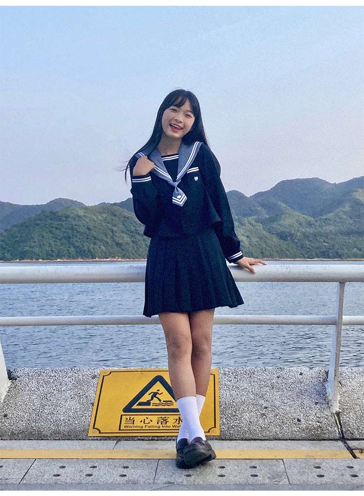 セーラー服 清楚な印象の紺色