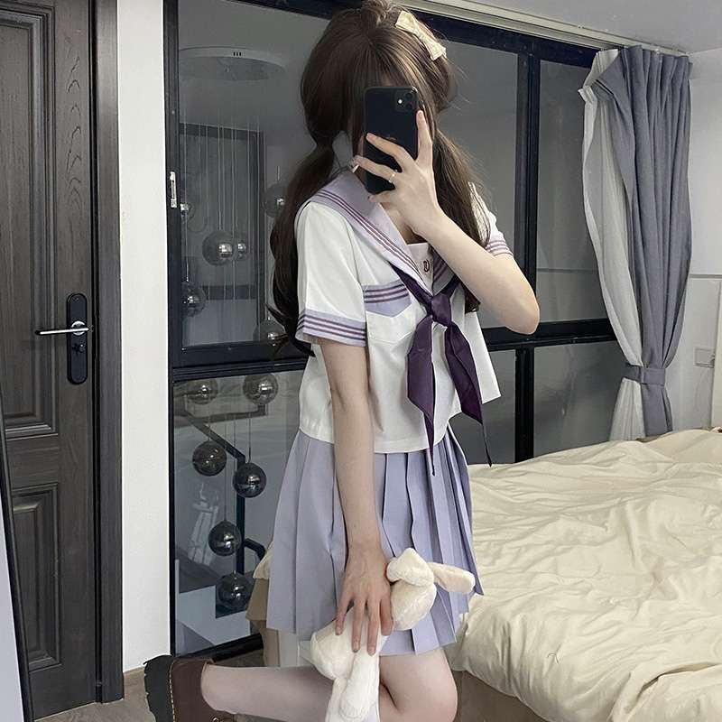 セーラー服 可愛らしいリボンの 制服