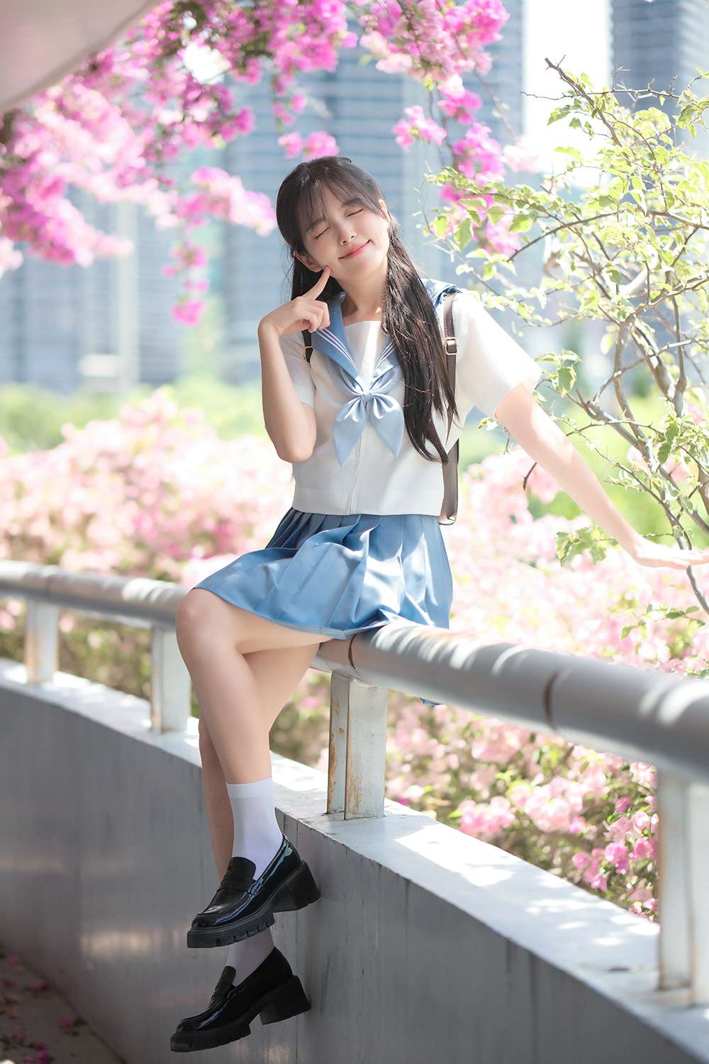 セーラー服 桜色に映える白青