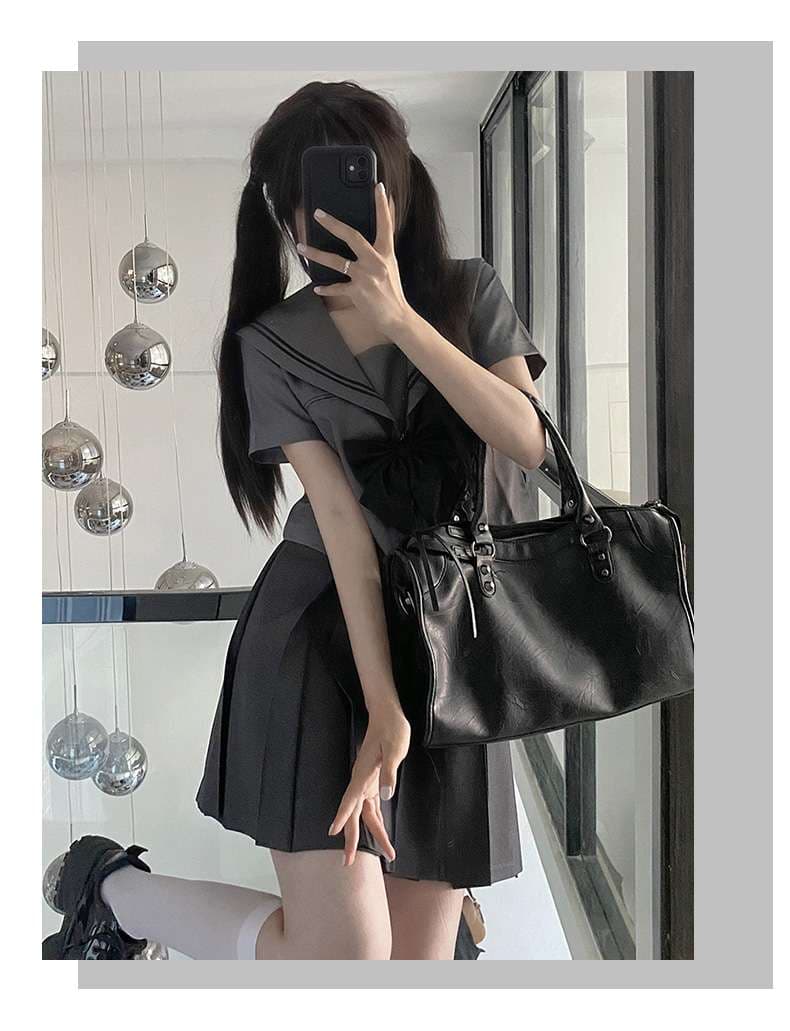 セーラー服 大きめリボン付きのモダン