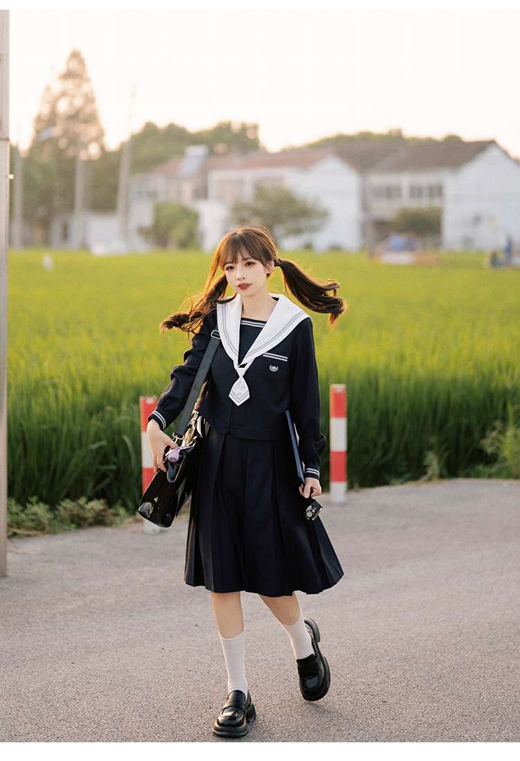 セーラー服 清楚な印象の紺色