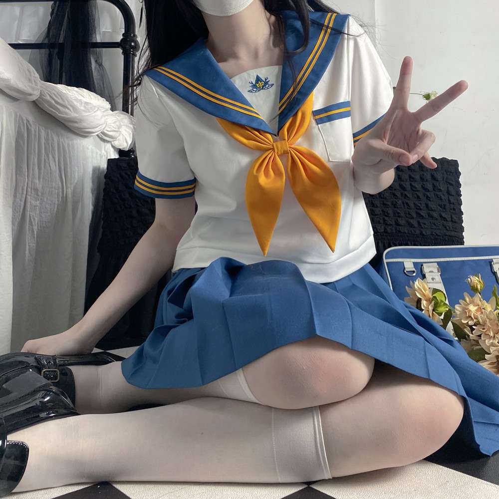 セーラー服 フローラル刺繍入り清涼感あふれる