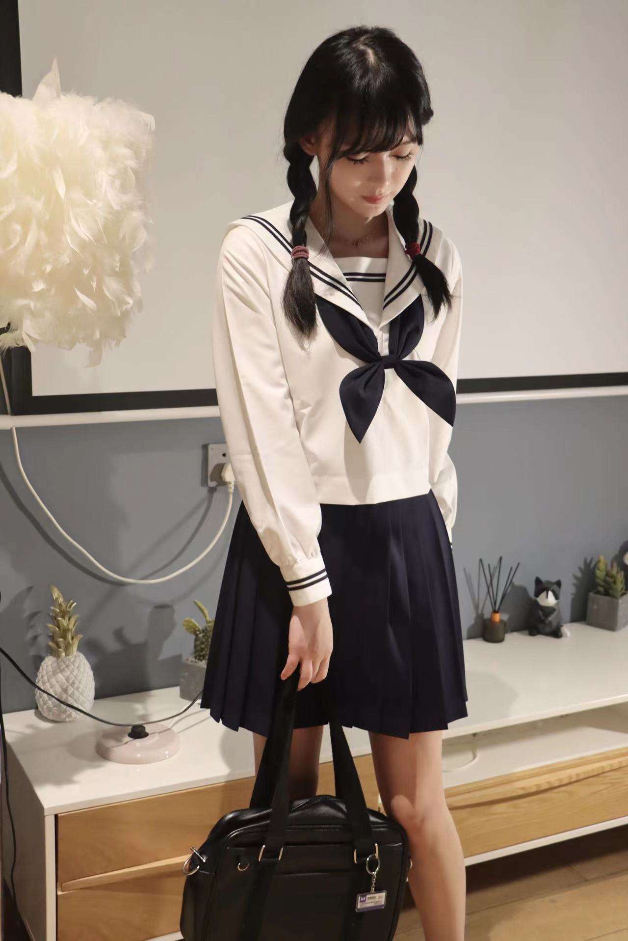 セーラー服 清楚な雰囲気のスクール