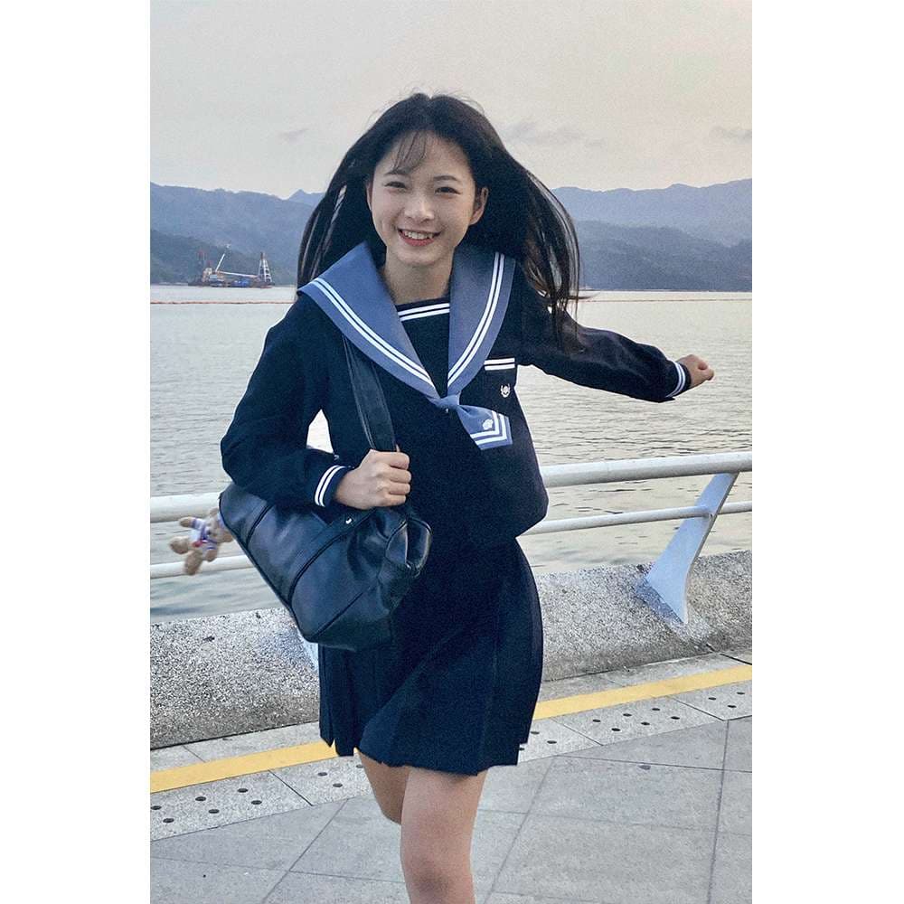 セーラー服 清楚な印象の紺色
