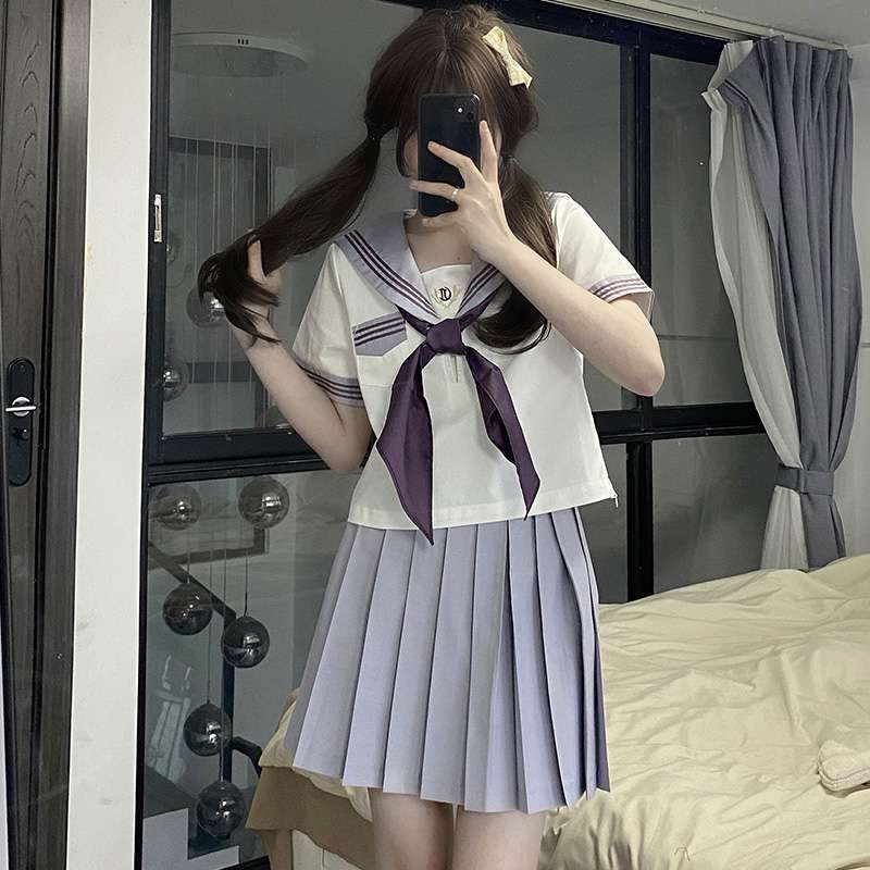セーラー服 可愛らしいリボンの 制服