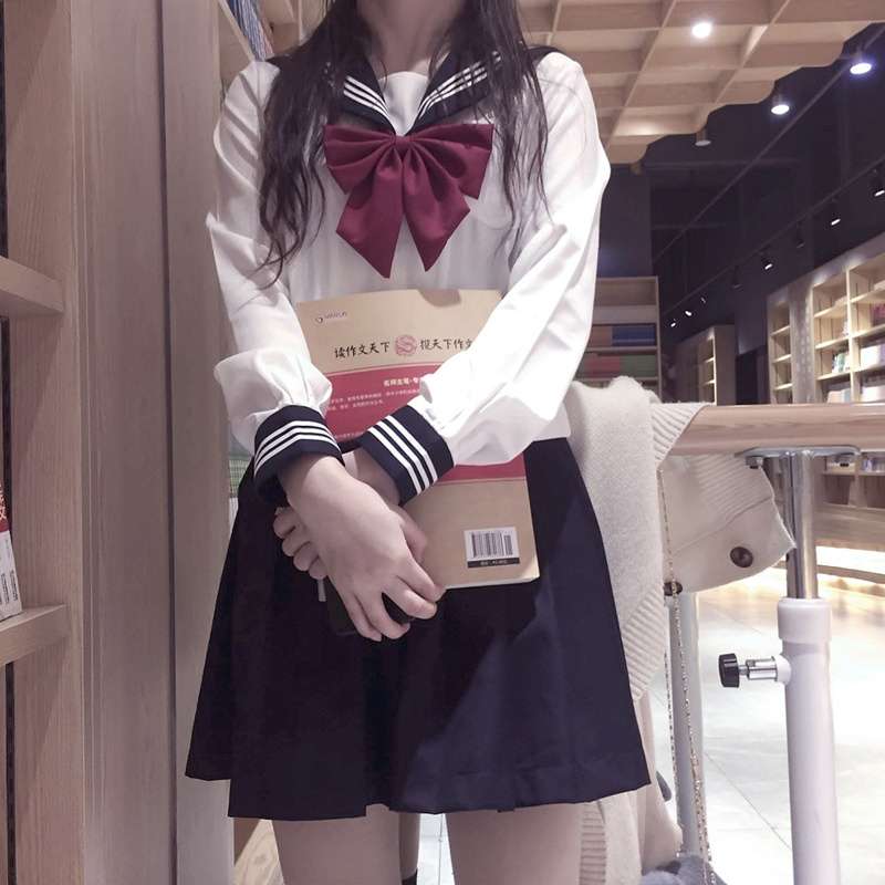 セーラー服 赤リボンのクラシック