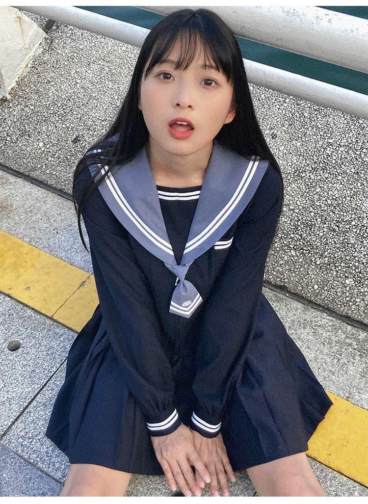 セーラー服 清楚な印象の紺色