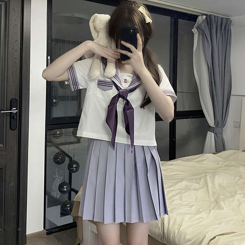 セーラー服 可愛らしいリボンの 制服