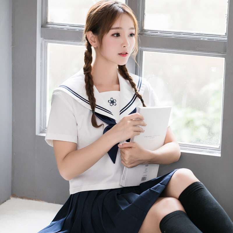 セーラー服 セーラーカラーと紺色のリボン