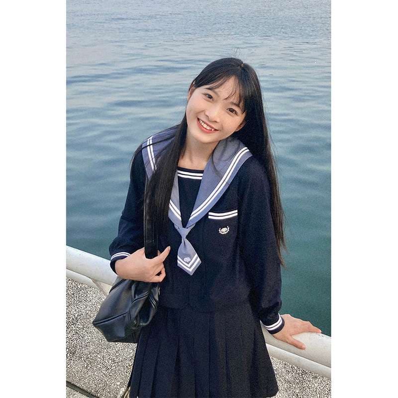 セーラー服 清楚な印象の紺色