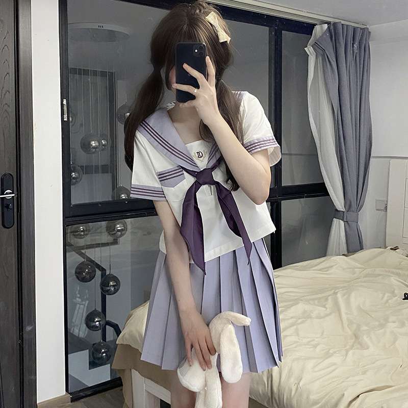セーラー服 可愛らしいリボンの 制服