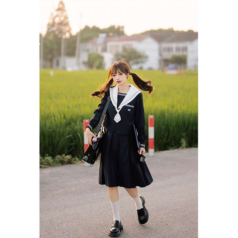 セーラー服 清楚な印象の紺色