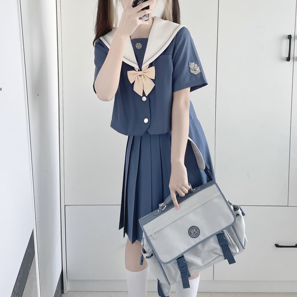 セーラー服 清涼感あふれる夏の制服トップス