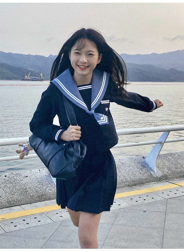 セーラー服 清楚な印象の紺色