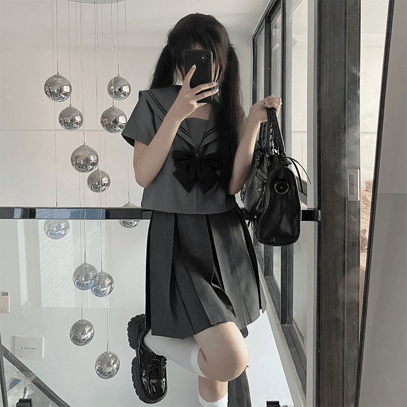 セーラー服 大きめリボン付きのモダン