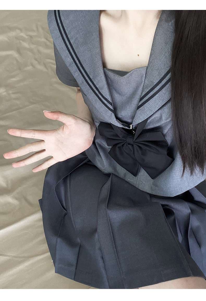 セーラー服 大きめリボン付きのモダン