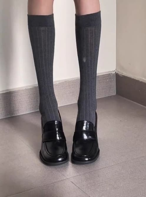 セーラー服 黒の太いヒール制服靴