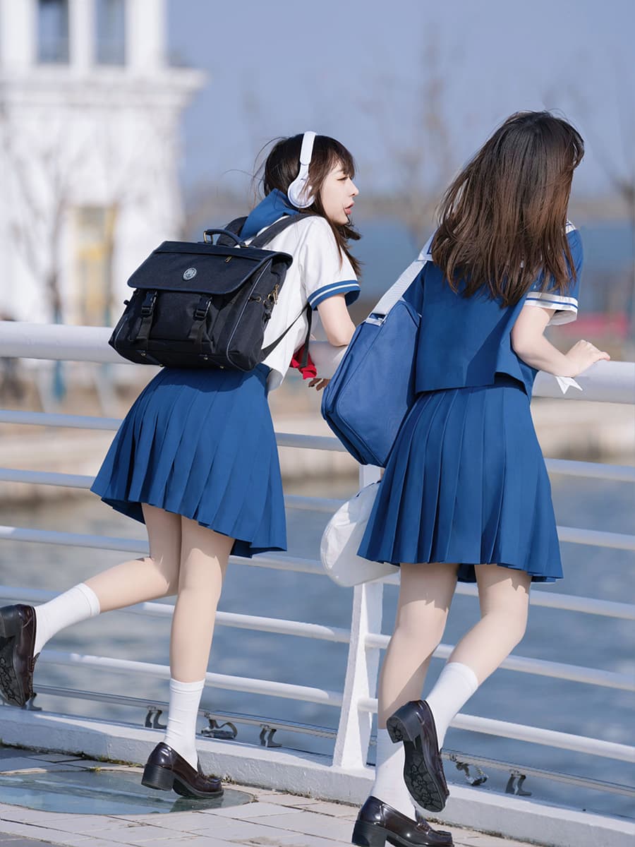 セーラー服 清楚な襟元デザイン半袖セーラー風ブラウス