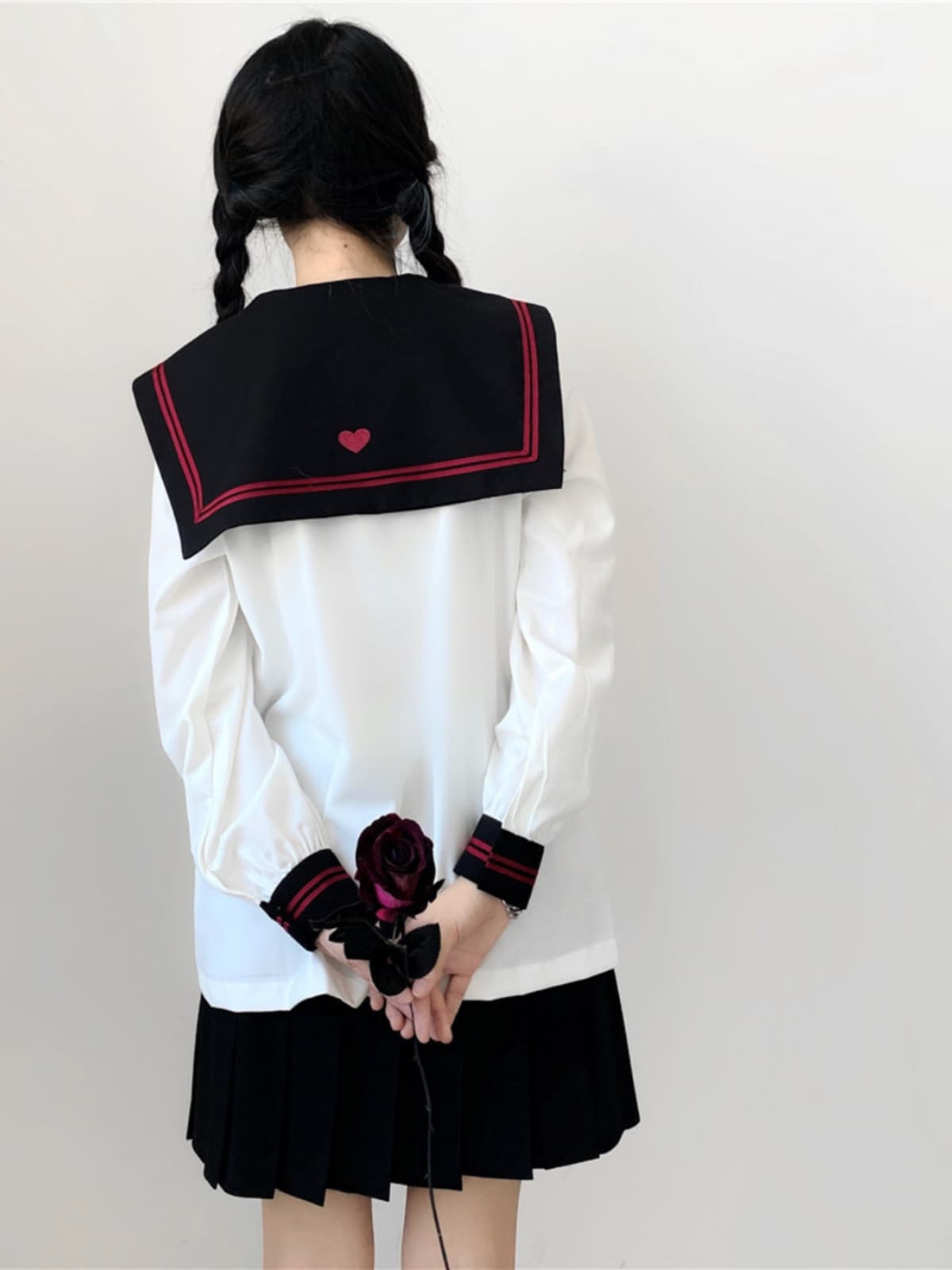セーラー服 ハート模様の王冠紋章