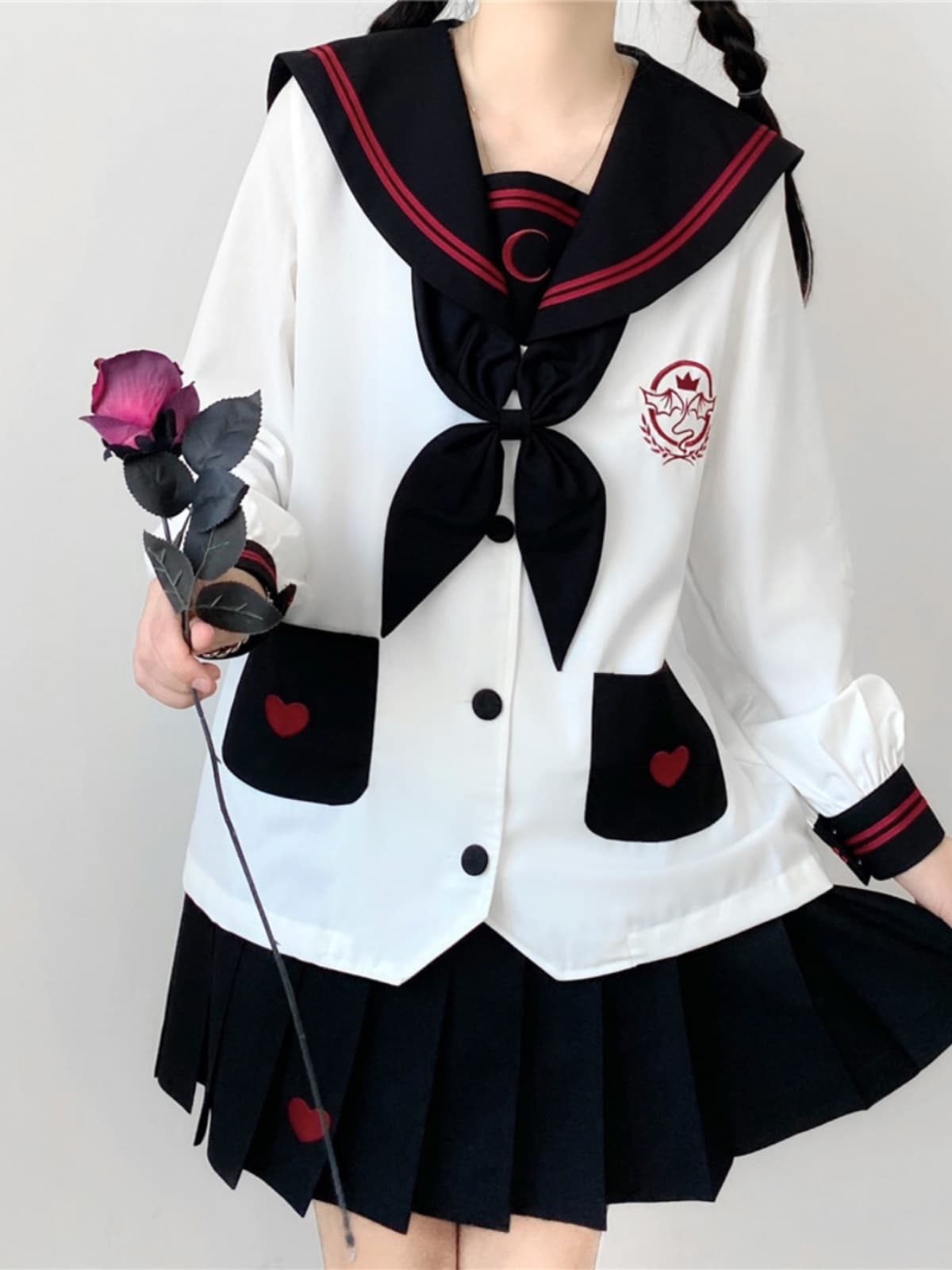 セーラー服 ハート模様の王冠紋章