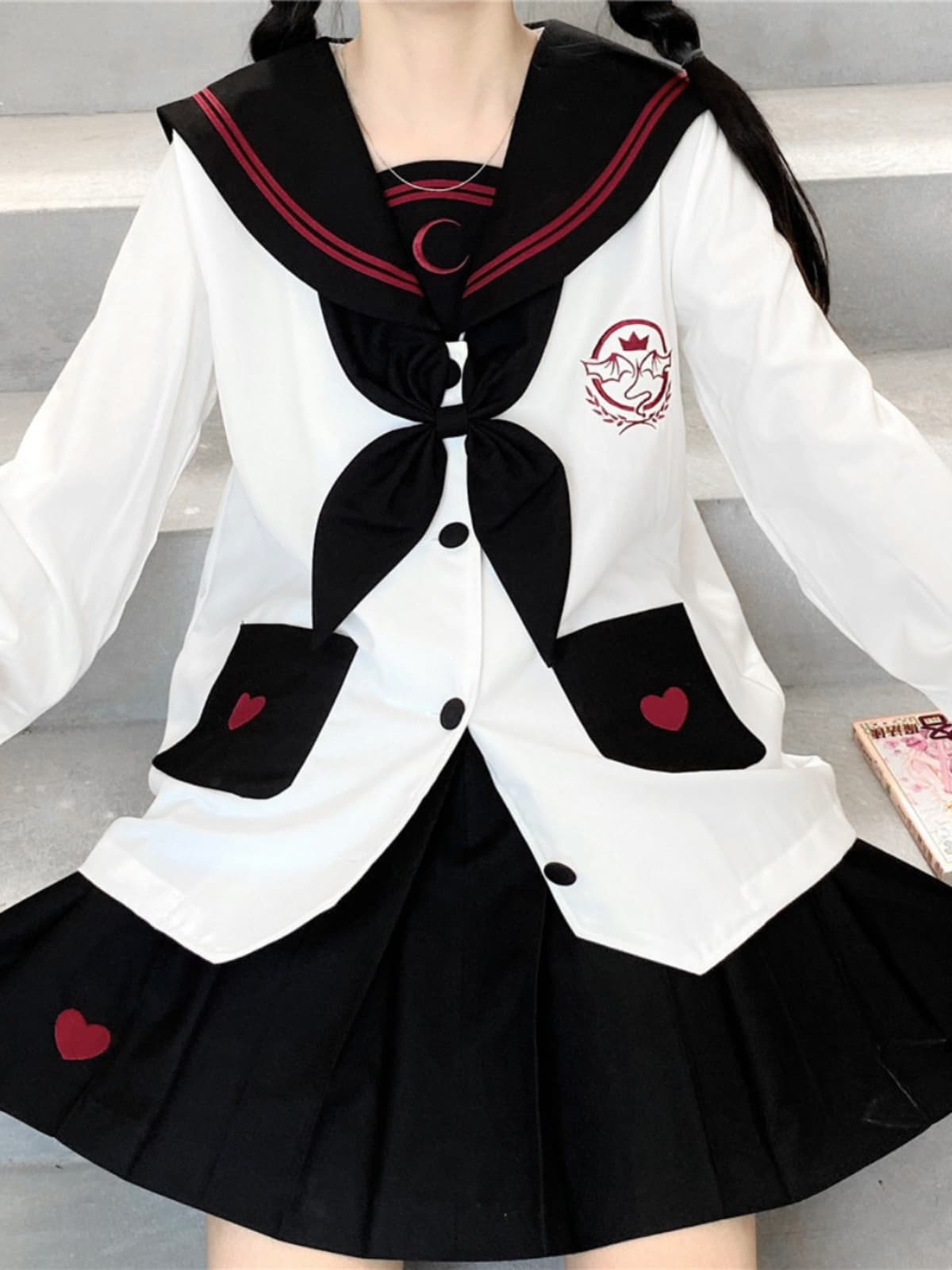 セーラー服 ハート模様の王冠紋章