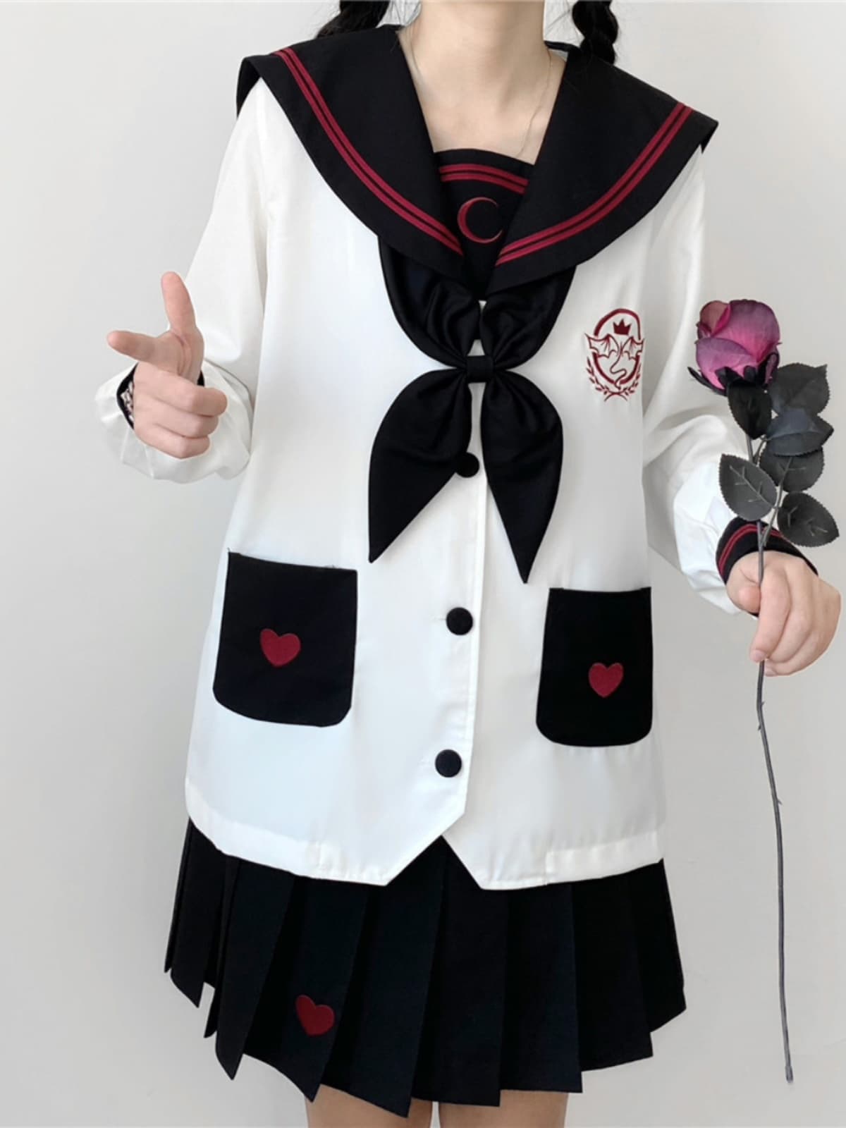 セーラー服 ハート模様の王冠紋章
