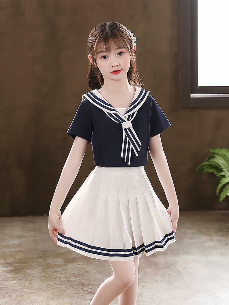 セーラー服 清涼感あふれるマリン風セーラートップス