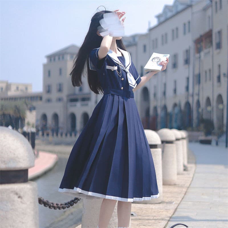 セーラー服 優雅なチェーン飾り付き