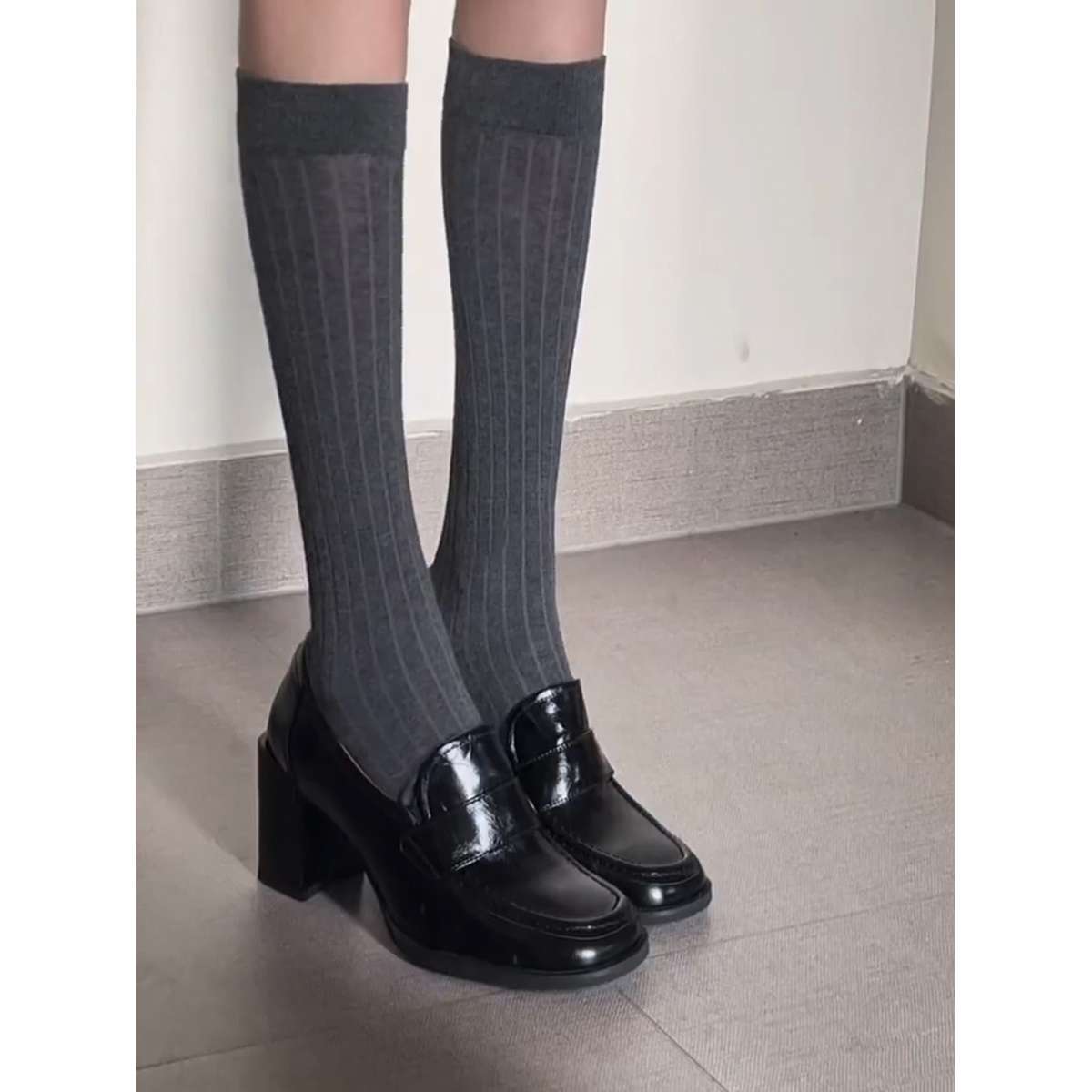 セーラー服 黒の太いヒール制服靴