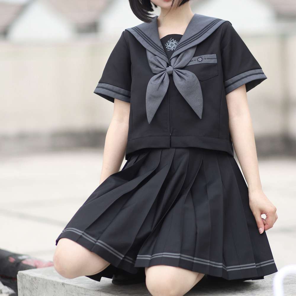 セーラー服 クラシック風デザインの 制服