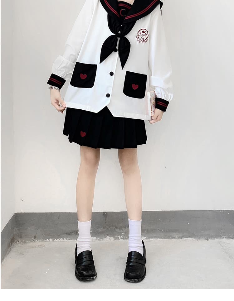 セーラー服 ハート模様の王冠紋章