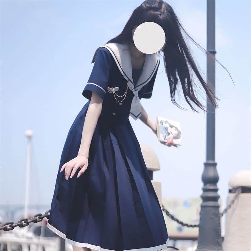 セーラー服 優雅なチェーン飾り付き